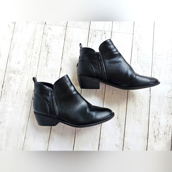 G by Guess Black Leather Zip up Ankle Booties "Tammie" Boots Size 10M - Picture 1 of 11